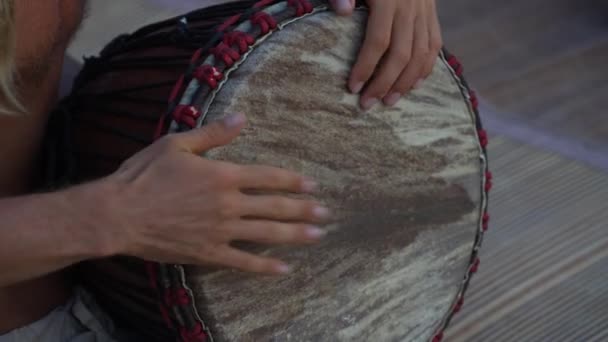 Manos Masculinas Tocando Tambores Bongo Cerca Mano Tocando Tambor Bongo — Vídeos de Stock