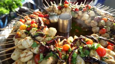 Tayland 'da sokak yemeği pazarında ahşap çubukta Tayland köftesi, lezzetli sokak yemekleri, yakın çekim.