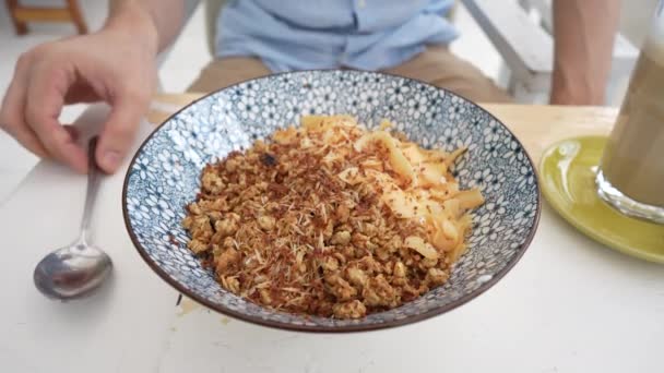 Schaal Met Granulaat Kokosnoot Chocolade Chips Voor Een Gezond Ontbijt — Stockvideo