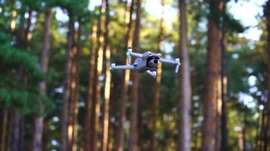 Kiev, Ukrayna - 01 Ekim 2021: DJI Maviç Air 2S İHA 'sı, bir önceki Maviç modeline göre büyük bir güncelleme yaparak, arka planda asılı duruyor. DJI Mavic Air 2S İHA 'sı ormanda uçuyor 