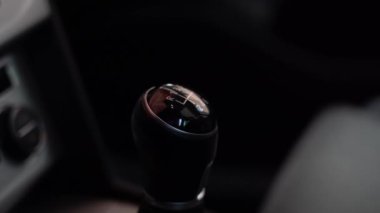 Sürücü vitesi manuel vites çubuğuyla değiştiriyor.