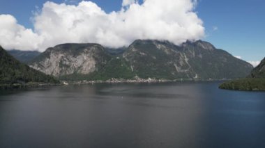 Hallsttter 'ın havadan görünüşü ya da Hallstatt Gölü ve büyük dağlar Avusturya' daki Hallstatt köyünün yanında, seyahat ve doğa konsepti