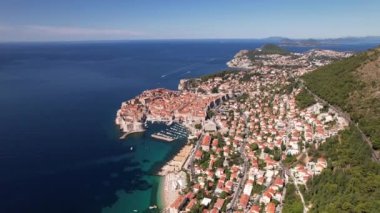 Hırvatistan 'ın eski Dubrovnik kasabası, mavi deniz ve dağlarının hava manzarası. Adriyatik Denizi 'nin Dalmaçya kıyıları, Avrupa. Seyahat ve doğa kavramı
