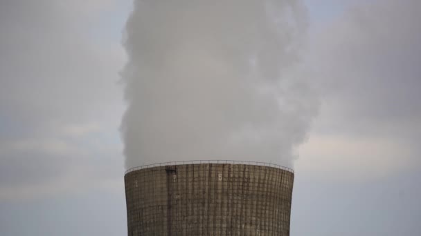Rookpijp Van Thermische Centrale Tegen Een Achtergrond Van Lucht Milieuconcept — Stockvideo