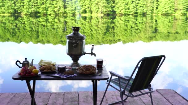 Samovar Ceai Metalic Epocă Fum Alb Mâncare Masă Lângă Lacul — Videoclip de stoc