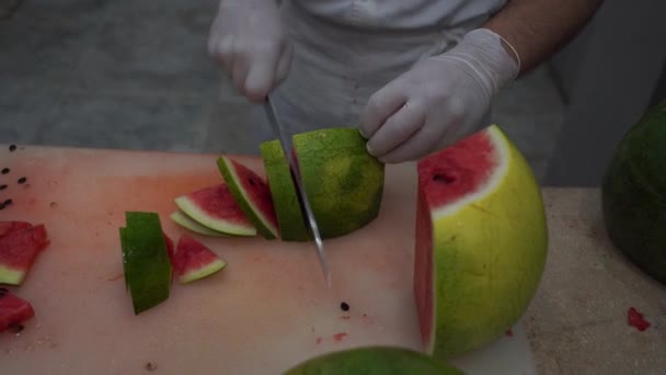 Chef Kok Snijden Plakken Van Rijpe Watermeloen Voor Vakantie Toeristen — Stockvideo