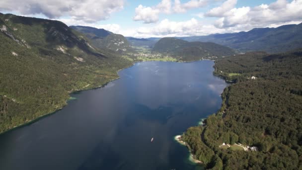 Vista Aérea Sobre Bohinjsko Jezero Lago Bohinj Entre Montañas Con — Vídeos de Stock