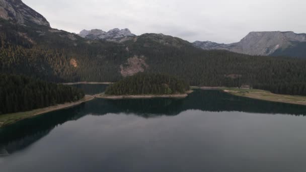 黑山北部的黑湖或Crno Jezero的空中景观 它是位于Durmitor山上的一个冰川湖 海拔1416米 位于欧洲Zabljak附近Durmitor国家公园的一个黑色湖泊 — 图库视频影像