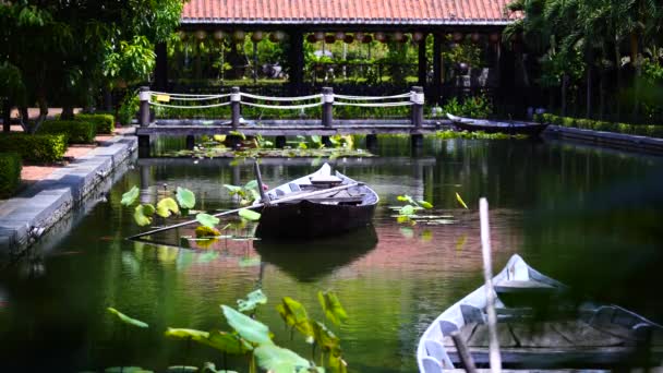 Barco Madera Estanque Cerca Del Muelle Jardín Tropical Danang Vietnam — Vídeo de stock