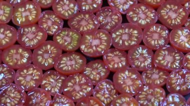 Kırmızı vişneli domates arka planı, domatesi kapat, dönüşümlü 4k 'lık üst görünüm. Yemek arkaplanı. Gastronomi konsepti, organik gıda. Makro kırmızı domates