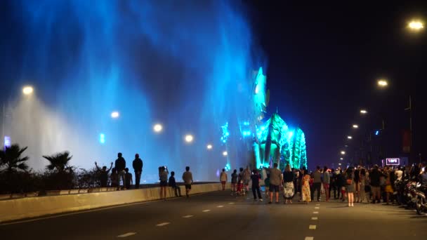 ダナン ベトナム 2020年3月14日 ダナンの象徴的なドラゴンブリッジは 楽しい群衆の前で水を呼吸 ナイトショット — ストック動画