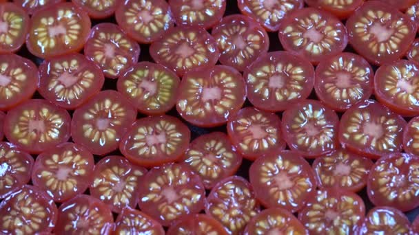 赤いチェリートマトの背景 トマトを閉じ 回転ループ可能な4Kトップビュー 食べ物の背景 天文学の概念有機食品 マクロレッドトマト — ストック動画