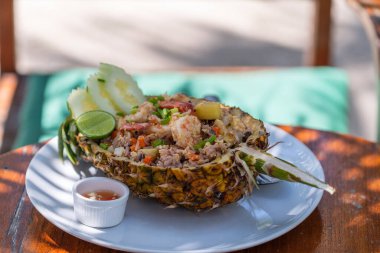 Ananaslı, sebzeli ve karidesli esmer pirinç, yakın plan.