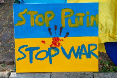 Bangkok, Tayland - 27 Şubat 2022: Bangkok, Tayland 'daki Rus Büyükelçiliği önünde Ukrayna' ya yapılan müdahaleyi protesto eden pankartlar ve Ukrayna bayrakları