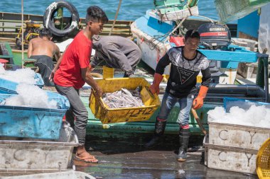 Kota Kinabalu, Malezya - 25 Şubat 2020: Malezyalı erkek işçilerin Kota Kinabalu, Sabah, Malezya 'daki balıkçı teknesinde portresi
