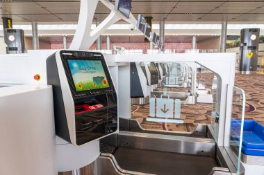 Changi Havalimanı, Singapur - 30 Mart 2019: Terminal 1, Changi Havalimanı 'ndaki self-servis kayıt merkezleri. Changi Havaalanı Singapur 'a hizmet veren büyük bir sivil havaalanıdır.