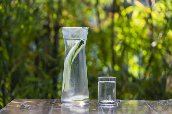 Agua Vaso Con Pepino Limón Sobre Mesa Madera Cafetería Tropical —  Fotos de Stock