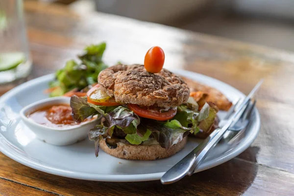 Sebzeli Vejetaryen Burger Salata Domates Şampiyon Tatlı Patatesli Tofu Peyniri — Stok fotoğraf