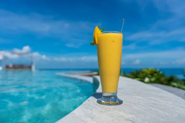 Glass Yellow Mango Smoothie Swimming Pool Sea Beach Background Summer — Stock Photo, Image