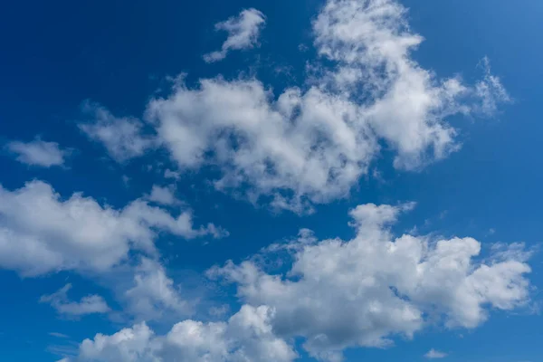 Luz Natural Nubes Blancas Flotando Cielo Azul Día Soleado —  Fotos de Stock