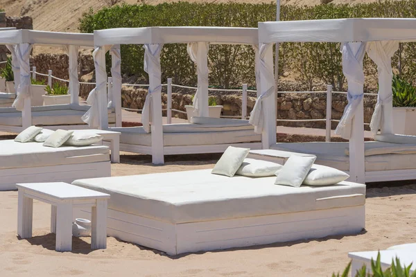 Toldo Sol Blanco Con Colchón Playa Arena Lujo Complejo Tropical —  Fotos de Stock