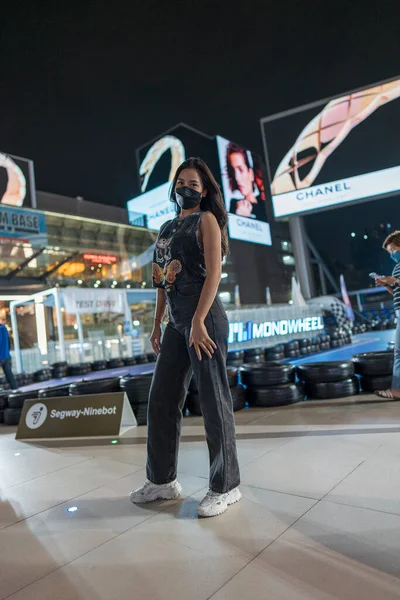 Bangkok Thailand Feb 2022 Young Brunette Woman Walks City Street — Stock Photo, Image