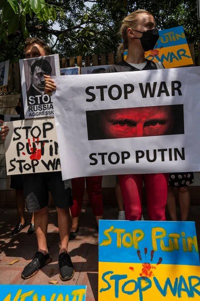 泰国曼谷 2022年2月25日 示威者举着横幅和乌克兰国旗 在俄罗斯驻泰国曼谷大使馆前抗议俄罗斯对乌克兰的干预 — 图库照片