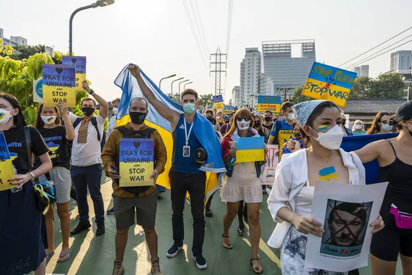 Bangkok Tajlandia Lutego 2022 Demonstranci Trzymający Chorągiewki Flagi Ukraińskie Protestowali — Zdjęcie stockowe