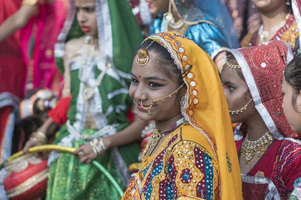 Pushkar, Hindistan - 16 Kasım 2018: Geleneksel Rajasthani kıyafeti giyen Hintli kız Pushkar, Rajasthan, Hindistan 'da Çöl Festivali' ne katıldı