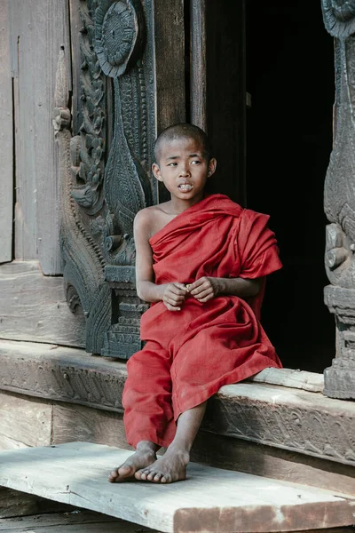 Mandalay Myanmar Birma Stycznia 2016 Młody Mnich Siedzący Patrzący Klasztor — Zdjęcie stockowe