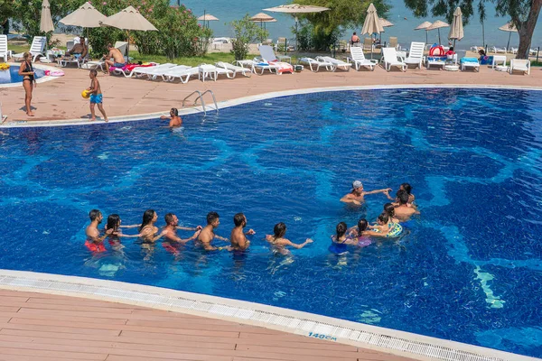 Didim Turkey September 2019 사람들은 터키디딤에 리조트 호텔의 바닷가 수영장에서 — 스톡 사진