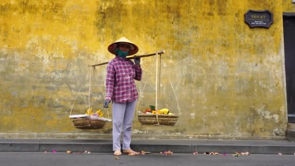 Hoi Wietnam Marca 2020 Wietnamka Słomkowym Kapeluszu Koszem Owoców Targu — Wideo stockowe
