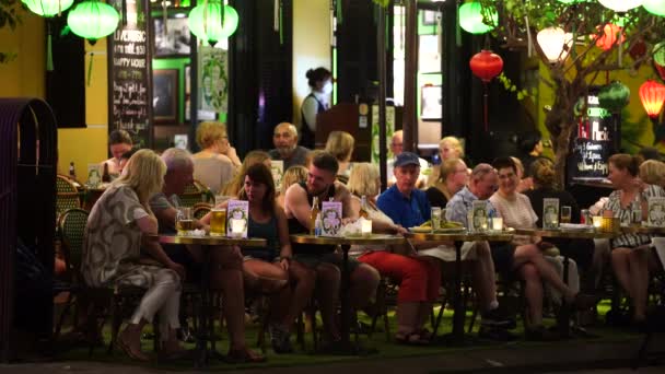 Hoi Vietnam Marzo 2020 Los Turistas Europeos Descansan Restaurante Callejero — Vídeo de stock