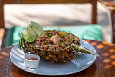 Ananaslı, sebzeli ve karidesli esmer pirinç, yakın plan.