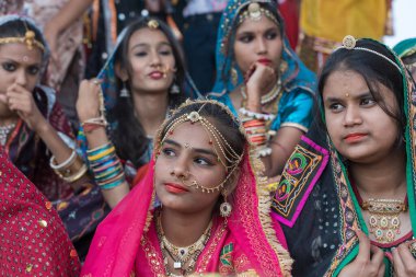 Pushkar, Hindistan - 16 Kasım 2018: Geleneksel Rajasthani kıyafeti giyen Hintli kızlar Pushkar, Rajasthan, Hindistan 'da Çöl Festivali' ne katıldılar