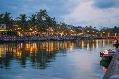Hoi An, Vietnam - 15 Mart 2020 Hoi An 'da gece manzarası ve renkli restoranlar. Hoi An, Vietnam 'ın ortasında Da Nang yakınlarındaki bir şehirdir ve nehir kıyısındaki iyi korunmuş eski kasabasıyla ünlüdür.
