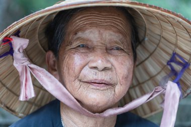 Danang, Vietnam - 30 Haziran 2020 Danang, Vietnam 'da bir sokak pazarında hasır şapkalı yaşlı kadın