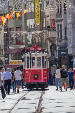 İstanbul, Türkiye - 21 Temmuz 2015: İstanbul, İstanbul, Türkiye 'de İstiklal Caddesi boyunca Taksim Tüneli Nostalji Tramvayı şortları ve istiklal Bulvarı' ndaki insanlar