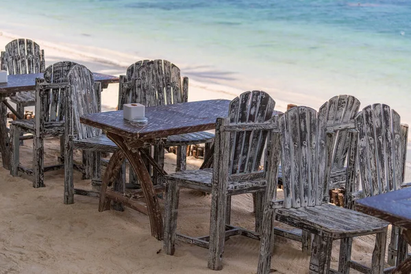 海の水の横にある空のビーチカフェで木製のテーブルと椅子を閉じます タイの島 Koh Phangan — ストック写真