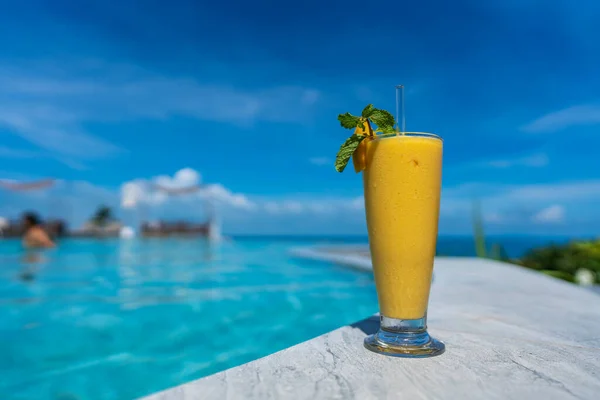 Szklanka Żółtego Smoothie Mango Basenie Tło Plaży Morskiej Letni Słoneczny — Zdjęcie stockowe