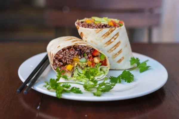 Veganer Burrito Rohkost Wrap Mit Veganen Zutaten Auf Einem Teller — Stockfoto