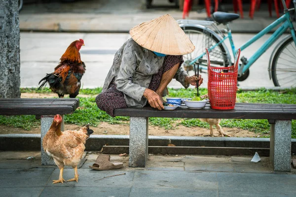 Vietnamita Anciana Sombrero Paja Sienta Banco Come Comida Una Calle — Foto de Stock