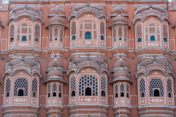 Hawa Mahal duvar manzarası, eski şehir Jaipur 'da pembe rüzgar sarayı, Rajasthan, Hindistan. Hint mimarisinin arka planı, yakın plan.