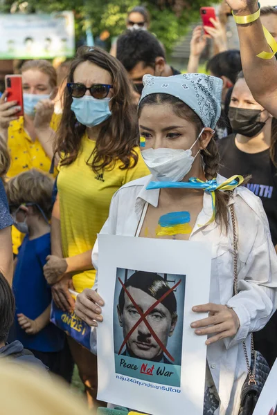 Bangkok, Tayland - 27 Şubat 2022: Bangkok, Tayland 'da Rusya' nın Bangkok, Tayland 'daki büyükelçiliği önünde Ukrayna' ya müdahaleyi protesto eden göstericiler