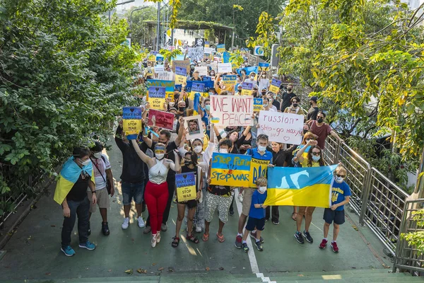 Banguecoque Tailândia Fevereiro 2022 Manifestantes Segurando Bandeiras Bandeiras Ucranianas Protestaram — Fotografia de Stock