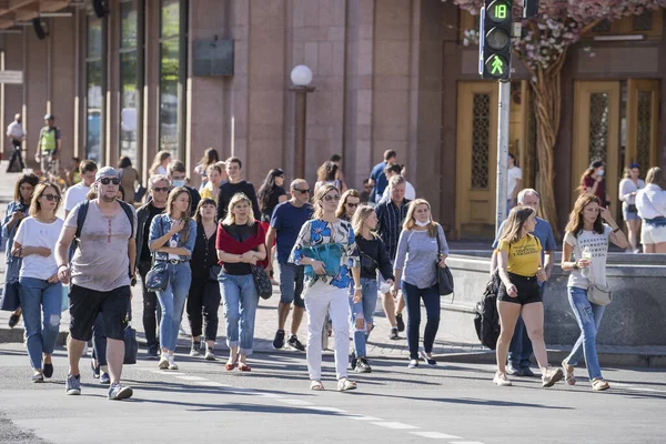 Kiev, Ukrayna - 15 Ağustos 2020 Kiev Khreshhatyk 'in ana caddesini geçen yayalar trafik ışıklarının altında, Ukrayna