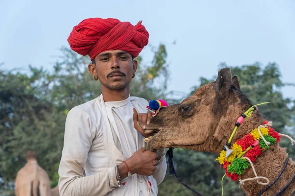 Pushkar India Nov 2018 Ινδοί Άνδρες Και Καμήλα Στην Έρημο — Φωτογραφία Αρχείου