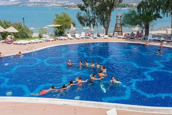 Didim Turkije September 2019 Mensen Doen Aerobics Zwemmen Zonnebaden Het — Stockfoto