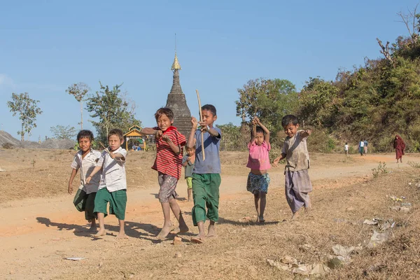 Mrauk Myanmar Jan 2016 Poor Healthy Children Group Portrait Outdoors — стоковое фото