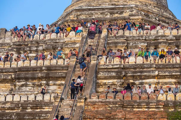 Bagan Myanmar Jan 2016 Τουρίστες Σκαρφάλωσαν Στην Παγόδα Για Φωτογραφίσουν Εικόνα Αρχείου